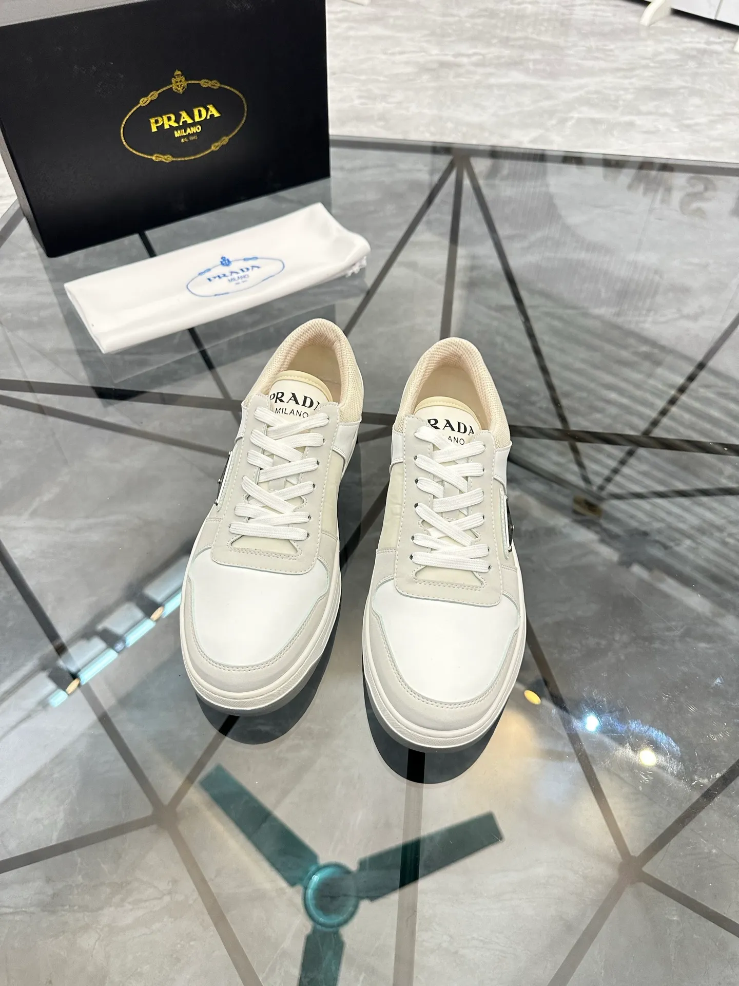 Men's shoes: 💰P420¥ Product trademark: Prada *"Prada*" low-top casual shoes Regular size: 38-44 (can be customized to 45) Product materials: imported cowhide upper with original fabric, breathable lining, original outsole. Number: 020